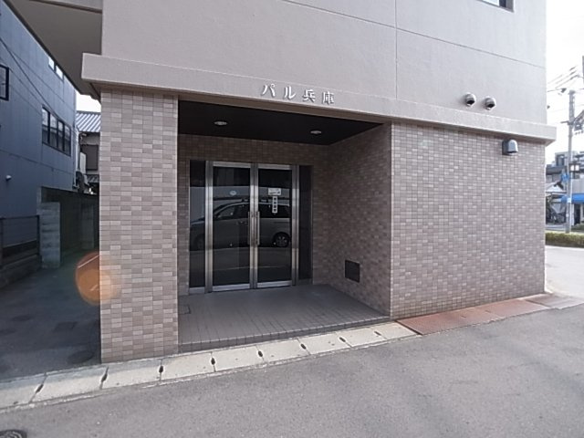 神戸市兵庫区兵庫町２丁目の賃貸マンションのエントランス