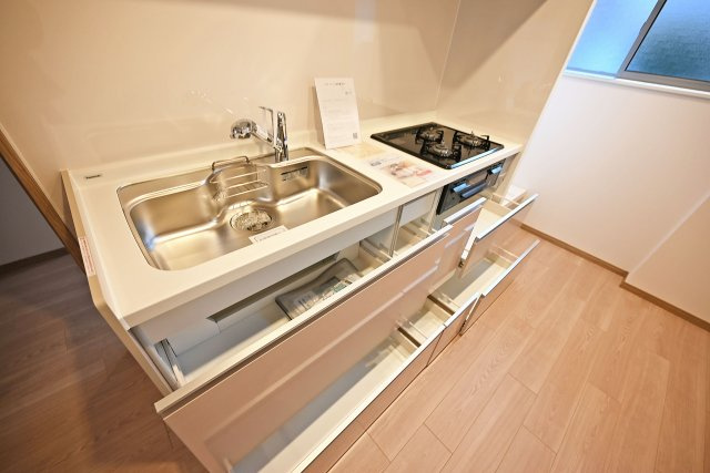 東難波住宅1号棟のキッチン|３口コンロとグリル付きで、お料理の幅が広がる嬉しいキッチンです！