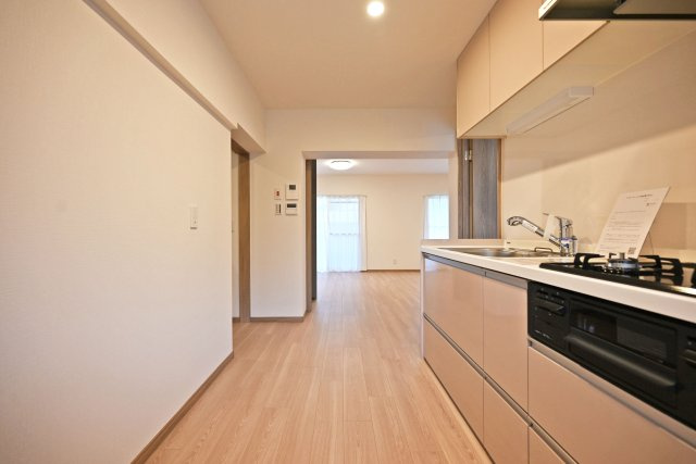 東難波住宅1号棟のキッチン|キッチンスペースは食器棚や冷蔵庫を置いても余裕の広さで、料理中に人がすれ違っても余裕です。