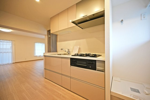 東難波住宅1号棟のキッチン|独立タイプのキッチンは煙や油などがリビング側に出ていかないので、来客時にも気を使わなくていいのが助かります。