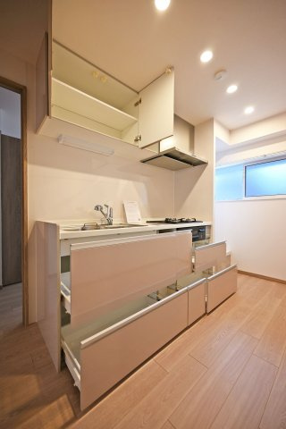 東難波住宅1号棟のキッチン|キッチンの上部には吊戸棚もあり、普段使わないような大きなものも余裕で収納できます。