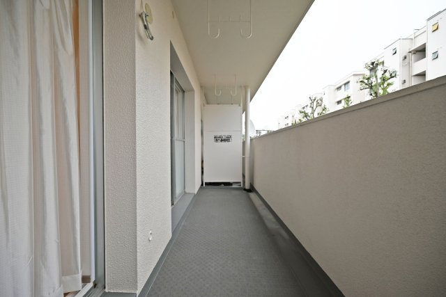東難波住宅1号棟のバルコニー|バルコニーに物置があるので、汚れを気にすることなく出し入れが楽にできます。