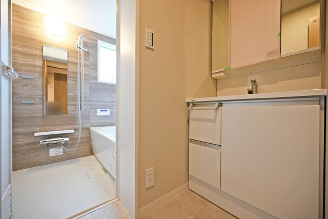 東難波住宅1号棟の独立洗面台|鏡裏と洗面台下、横にも収納があり、タオルなどの日用品やスキンケア用品などもたくさんしまえてすっきりとした空間を保つことができます。