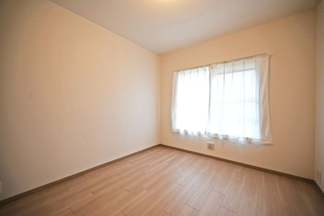 東難波住宅1号棟の洋室|‐洋室5.4帖‐　シンプルな間取りになっているのでどんな家具でも合います。家具や敷物のカスタマイズを楽しめます！