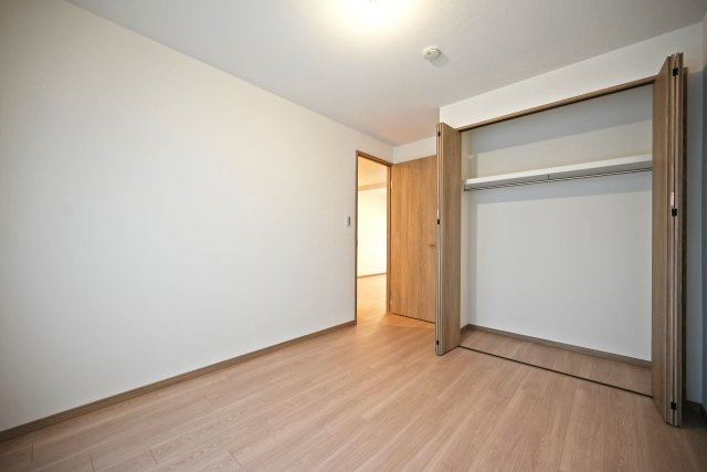 東難波住宅1号棟の洋室|全居室収納スペース有。クローゼット収納付きで、お部屋がすっきり片付きます。