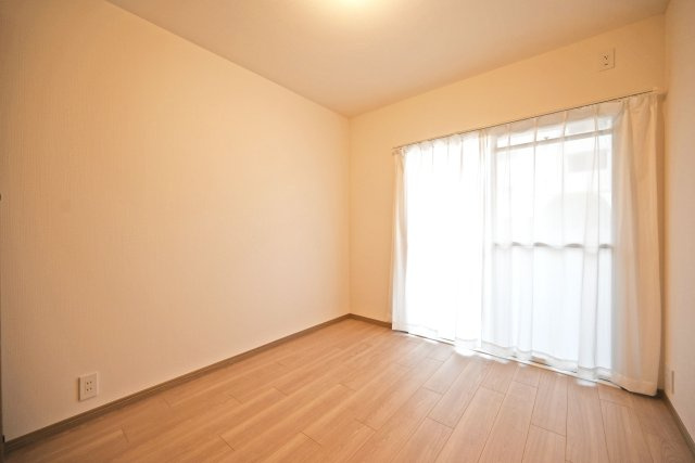 東難波住宅1号棟の洋室|‐洋室4.7帖‐　南向きのお部屋で日当たり良好◎