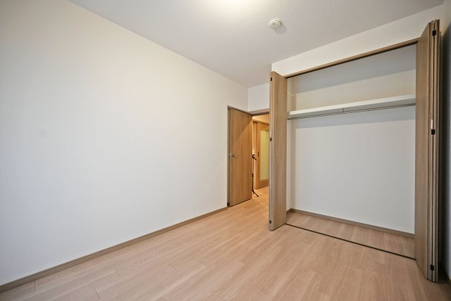 東難波住宅1号棟の洋室|収納豊富◎枕棚とハンガーレール付き収納は衣服だけでなく、大きな荷物も十分に収納できます◎