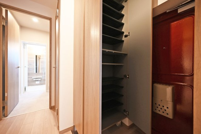 東難波住宅1号棟の玄関|シューズボックスは大容量◎