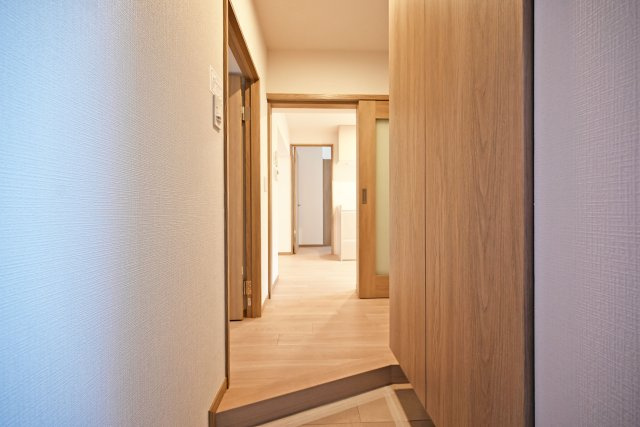 東難波住宅1号棟の玄関|木の温かみを感じられる玄関。帰宅時に心が休まるお部屋です。