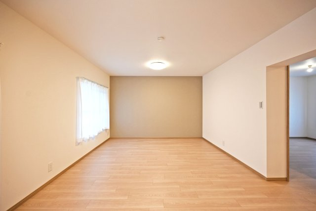 東難波住宅1号棟の居間・リビング|一日の中で多くの時間を過ごすことになるリビングダイニングは約16.2帖の広さを確保◎自然と家族が集まりのびのびと寛げる空間です。