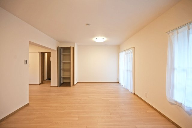 東難波住宅1号棟の居間・リビング|家具の配置がしやすい形状のリビングですので、実生活のイメージがしやすいです。