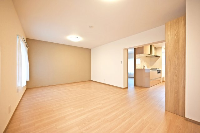 東難波住宅1号棟の居間・リビング|アクセントクロスが採用されたLDKはとても華やかな空間となっております。