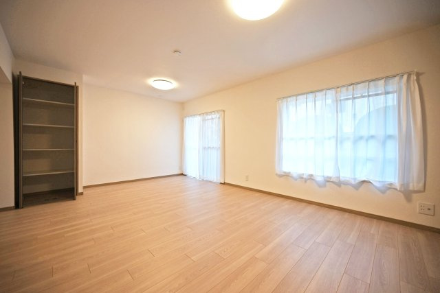 東難波住宅1号棟の居間・リビング|リビングに消耗品や非常持ち出し袋などが収納できて安心◎