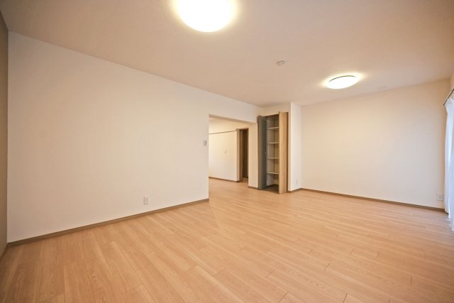 東難波住宅1号棟の居間・リビング|インテリアが映える広々としたリビングです。