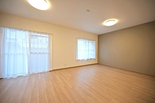 東難波住宅1号棟の居間・リビング|リフォームの際にクロス・フローリング張替済の為、室内大変美麗です。