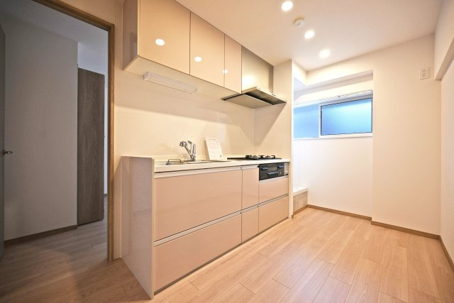 東難波住宅1号棟のキッチン|収納量が豊富なキッチン。 キッチン回りがオシャレな空間に。