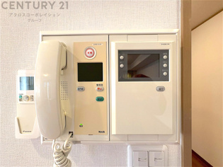 訪問者が来たときにテレビ画面で確認できるため、安心してドアを開けられます。録画機能があるものもあり、留守中に来訪者を記録しておくことができます。利便性が高く、セキュリティ面でも安心です。