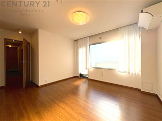 明るい色合いのフローリングとクロスを使用した洋室は家具やインテリアとも調和しやすく空間が広く感じられ開放感を生み出します。自然光を効果的に反射し、室内を明るく保つため、日中の照明使用を抑えられます。