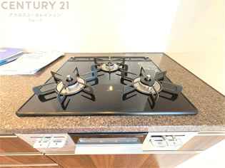 多数の調理器具を同時に使用でき、料理の効率化が可能。省エネで節約になり、様々な料理スタイルに適応できます。また、火力調整が独立しており、手入れや掃除もしやすく、今よりもっとお料理が楽しくなるかも。