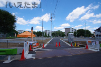 【外観】 | 9月7日撮影　右側が南で新築分譲中、左手が北側で土地分譲中