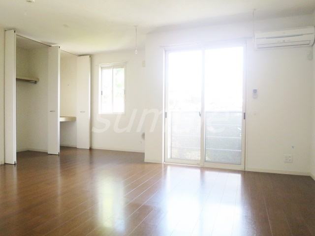 パークヒルズの居間・リビング|広々12帖のLDKです♪