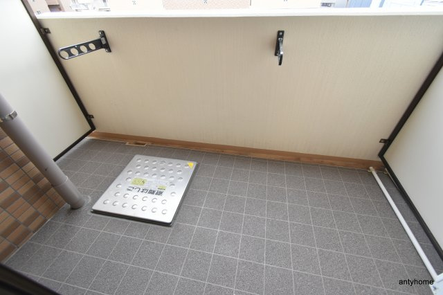 Luxe新大阪1　仲介手数料無料のバルコニー