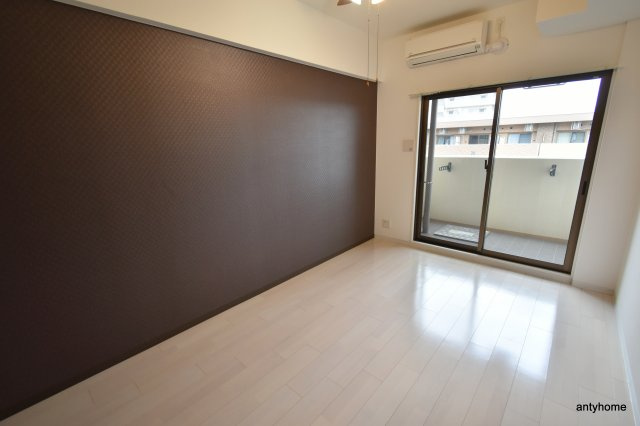 Luxe新大阪1　仲介手数料無料の居間・リビング