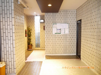 【その他共用部分】 | 清潔感と歓迎感があるエントランスホールとなります。