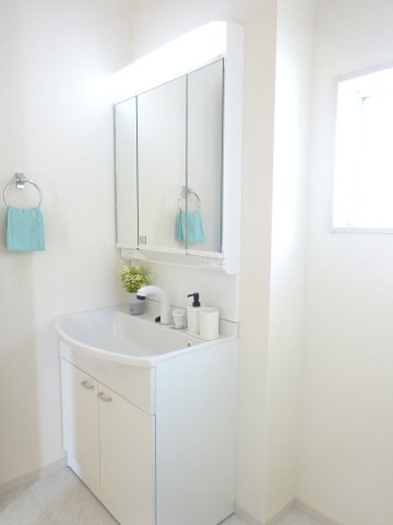 リーブルガーデンS富岡市下高瀬第１　4号棟の独立洗面台|シャワー水栓付き洗面台で朝の身支度もバッチリです！
洗面台には収納スペースもあり洗面室もすっきり片付きますよ！