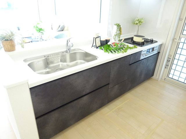 リーブルガーデンS富岡市下高瀬第１　4号棟のキッチン|人気のカウンターキッチン採用です☆
コンロも３口ご用意しています！調理スペースも広くストレスなくお料理できます。
浄水器つきなので美味しいお水も飲めますよ♪