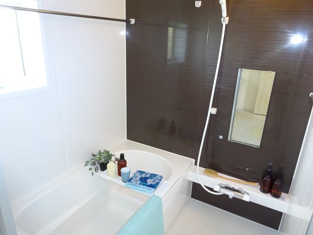 リーブルガーデンS富岡市下高瀬第１　4号棟の浴室|１坪タイプのフルオートバスです！
足を延ばして入れる広さなので一日の疲れも癒されますよ♪
室内物干しや浴室乾燥機もあるのでお天気の悪い日にはランドリースペースとしてもご利用できます！