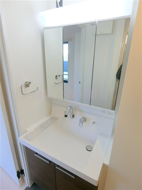 蒲田レーベルの洗面所|3面鏡の独立洗面台　洗面脱衣所