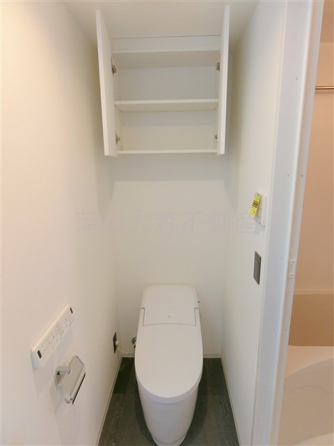 蒲田レーベルのトイレ|吊戸棚と温水洗浄便座付きタンクレストイレ