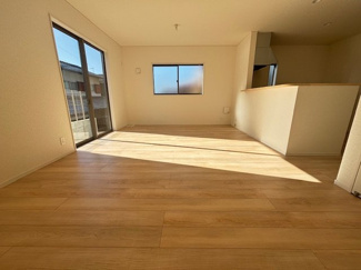 【居間・リビング】 | 安佐北区口田4（安芸矢口駅）NO1 | 大きな窓が設置された18.3帖リビング☆対面式のキッチンでリビングが見渡せるので、お子様やご家族の様子が見えて安心です♪