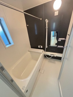 【浴室】 | 安佐北区口田4（安芸矢口駅）NO1 | ゆったりした浴槽は、足を伸ばしてゆったり湯船につかることができます。
浴室換気乾燥機付きでカビ予防やヒートショック予防に安心です☆