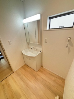 【独立洗面台】 | 安佐北区口田4（安芸矢口駅）NO1 | 三面鏡付きの洗面台は、メイクもドライヤーも余裕のスペースです。