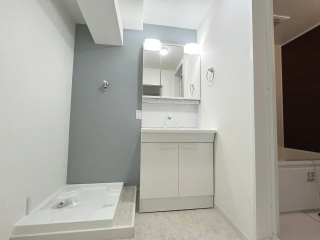 鳴海グランドハイツC棟の独立洗面台|洗面所にはストック品やタオルを収納できる棚があり、洗面周りがスッキリと片付きます！