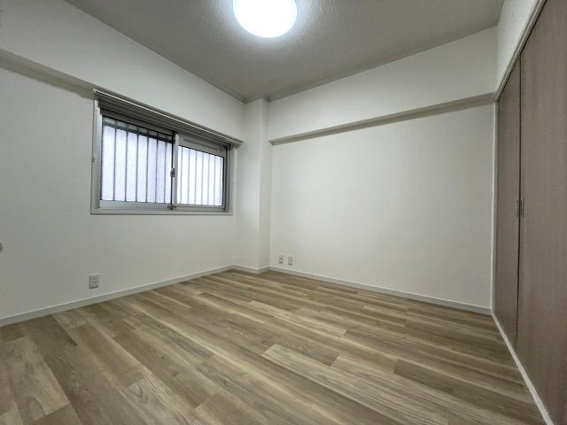 鳴海グランドハイツC棟の洋室|無駄を省いたシンプルなデザインは自由なレイアウトを可能にします。あなたのライフスタイルに合わせて多様な使い方ができる汎用性の高さが魅力です。