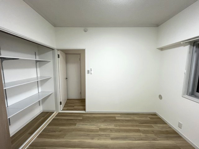 鳴海グランドハイツC棟の洋室|無駄を省いたシンプルなデザインは自由なレイアウトを可能にします。あなたのライフスタイルに合わせて多様な使い方ができる汎用性の高さが魅力です。