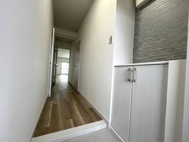 鳴海グランドハイツC棟の玄関|収納が完備されているのでご家族の靴がスッキリ片付きます。
家の顔となる部分なので綺麗な状態でお客様を迎えられるのは嬉しい要素です♪