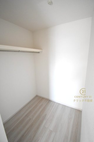ケイアイフィット　水戸市東台　1期 　3の収納|ウォークインクローゼットは自由度の高い収納スペース。服だけでなく、帽子やバッグなどもまとめて管理することができます。おしゃれが楽しくなりますね♪