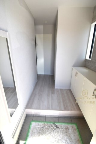 ケイアイフィット　水戸市東台　1期 　3の玄関|窓があるので湿気がこもりにくく明るい玄関です。鏡はお出かけ前の身だしなみチェックに便利。玄関からは居室が見えないので、プライバシーが守られます。