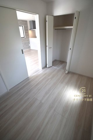 ケイアイフィット　水戸市東台　1期 　3の居間・リビング|1階洋室です。リビングとの間の引き戸を閉めて在宅ワークに、開放してキッズスペースに、など自由に空間を分けて使えます。収納も配備されております。