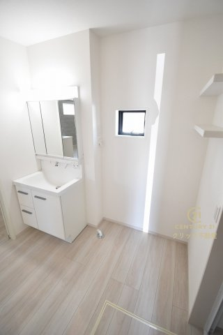 ケイアイフィット　水戸市東台　1期 　3の脱衣所|シャンプードレッサー付き洗面台は、広めで使いやすい、お手入れが楽なデザイン。窓があるので採光、通風良好です！