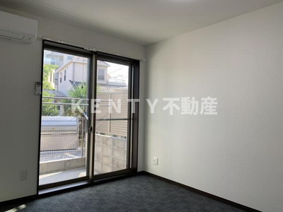 【居間・リビング】 | テラスハウス | こちらの居間で趣味の時間をお楽しみください