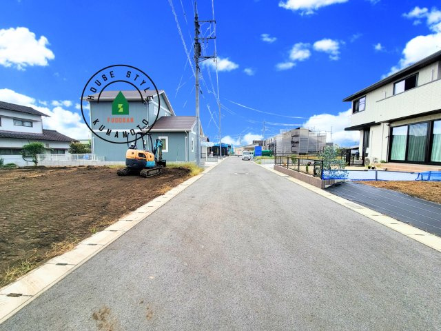菊池市隈府第4₋1棟(16号棟)の前面道路含む現地写真|前面道路は閑静な住宅地をはしる車通りの少ない道路。お車の出し入れが苦手なママや小さなお子様にも安心ですね。しっかり舗装もされているので、ベビーカーや自転車で通っても快適に通行できます。