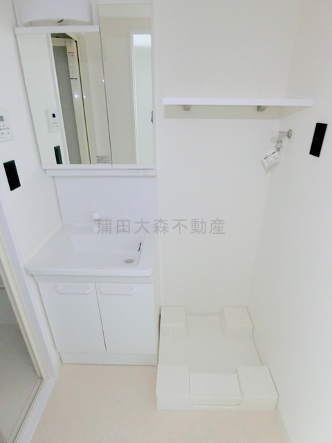 リヴシティ本羽田の洗面所|2面鏡の独立洗面台　棚付きの洗濯機置き場　洗面脱衣所