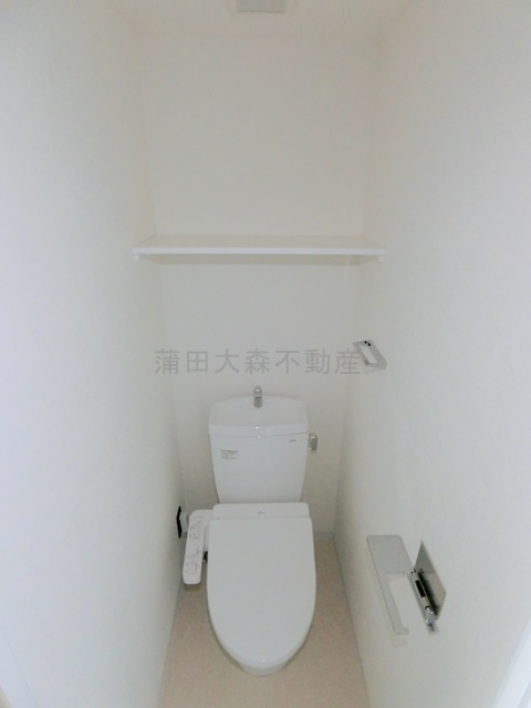 リヴシティ本羽田のトイレ|棚と温水洗浄便座付きのトイレ