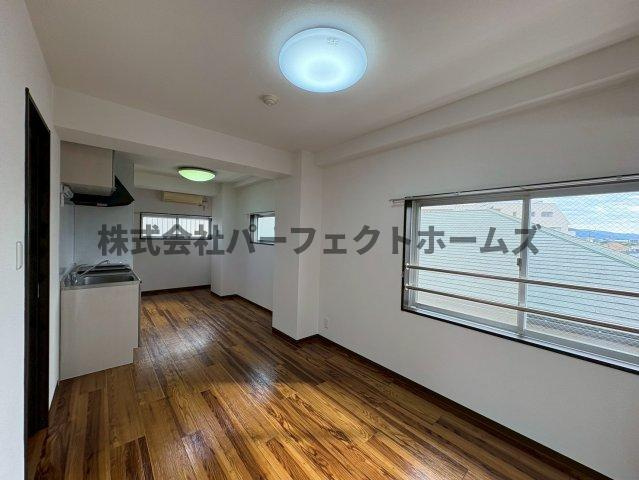 香里グリーンハイツの居間・リビング|こちらのリビングで趣味の時間をお楽しみください