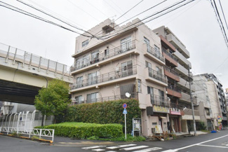 【外観】 | 手入れの行き届いた外壁やエントランスなど、「見ればわかる」レベルで清潔感を保ったマンションです。築年数を感じさせない姿で皆様をお出迎えします。～即日のご見学可能～　お問合せはお気軽にどうぞ。

